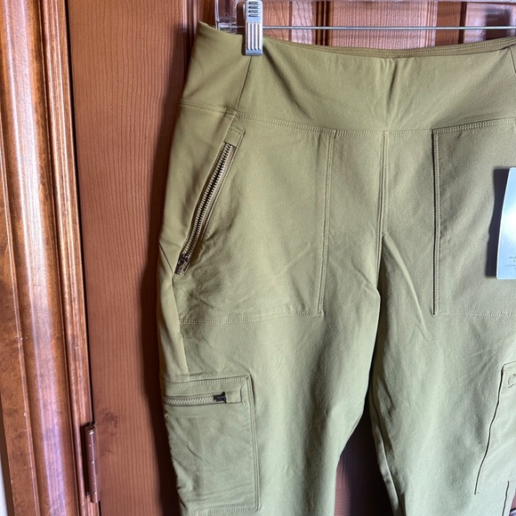 NWT Women's Athleta Headlands Hybrid Cargo Tight, Size 14 - Picture 2 of 12